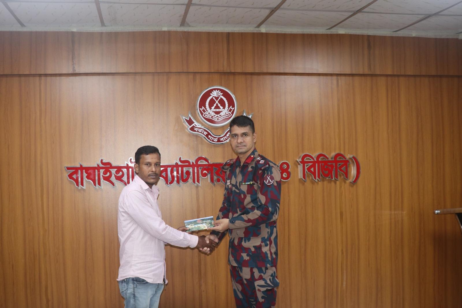 <p>শারদীয় দুর্গাপূজা উপলক্ষে বাঘাইহাটে ৫৪ বিজিবির আর্থিক অনুদান প্রদান</p>
