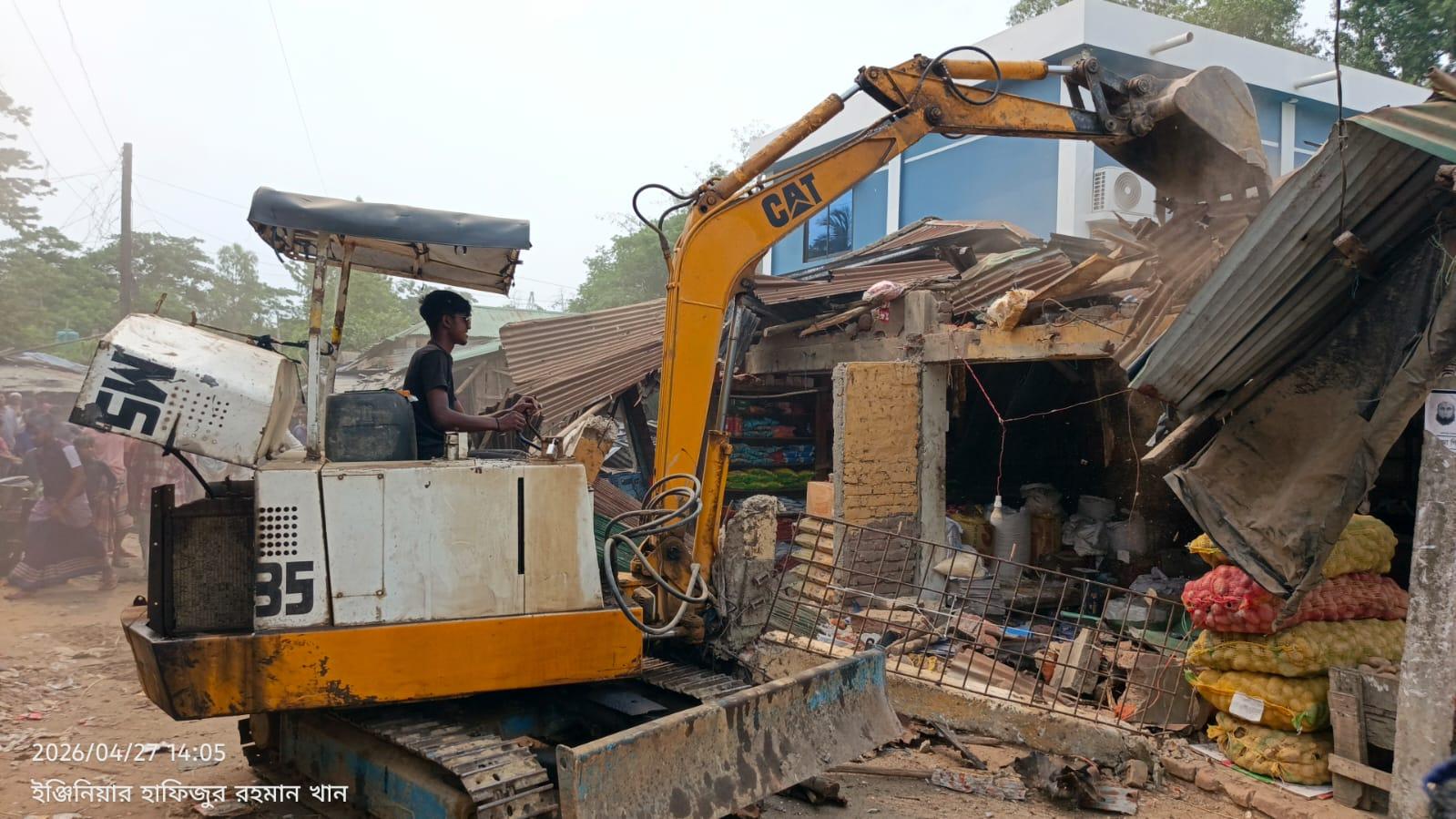 মহেশখালীতে প্রশাসন কর্তৃক অবৈধ স্থাপনা উচ্ছেদ