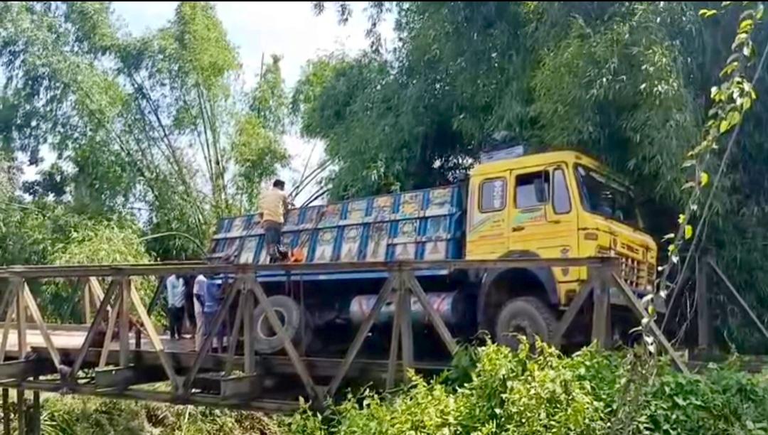 দীঘিনালা–লংগদু সড়কে সেতু ভেঙে যান চলাচল বন্ধ