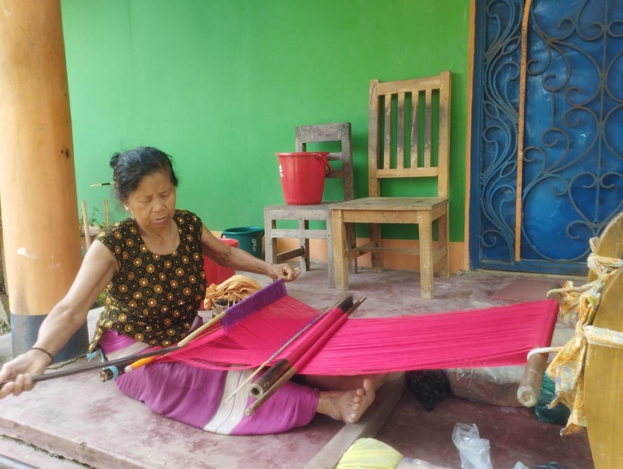 কোমর তাঁতের রঙিন সুতোয় বোনা ঐতিহ্য: আলীকদমে তঞ্চঙ্গ্যা নারীদের ‘খাদি’র রূপকথা