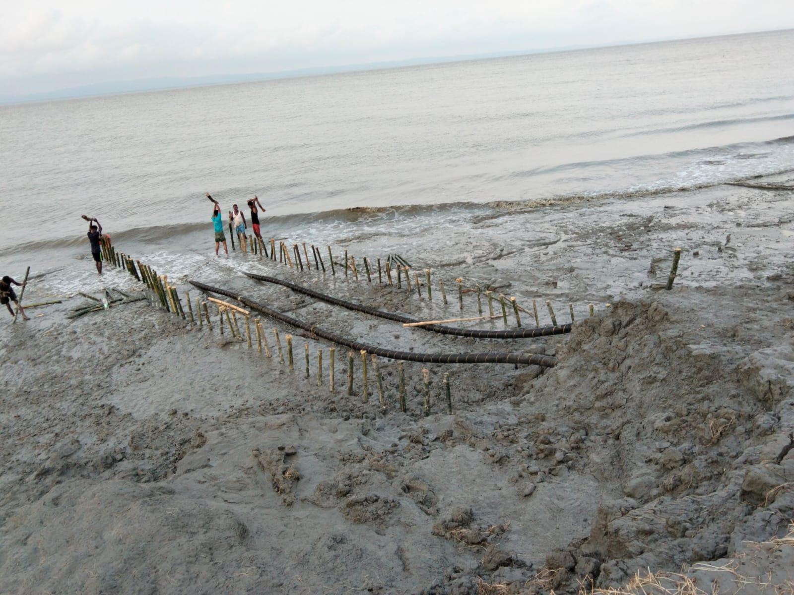সন্দ্বীপে ভাঙনে উন্মুক্ত সাবমেরিন কেবল রক্ষায় পাউবোর অস্থায়ী কাজ শুরু