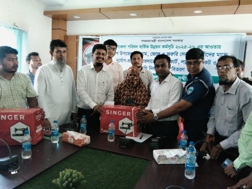 <h1>সন্দ্বীপে ইমাম, জেলে ও জরুরি সেবাকর্মীদের মাঝে লাইফ জ্যাকেট, রেইনকোট ও সেলাই মেশিন বিতরণ<br />
</h1>
