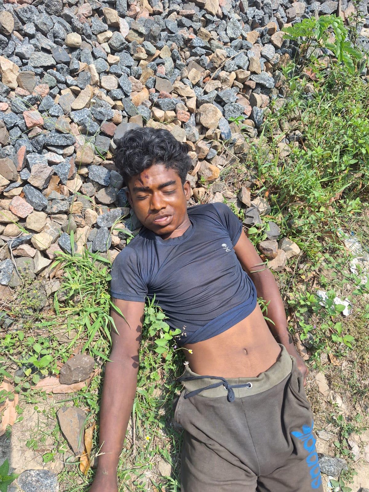 সীতাকুন্ডে রেল থেকে পড়ে কিশোরের মৃত্যু