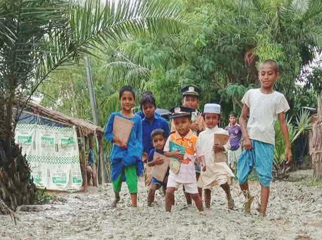 সড়ক তো নয় যেন চাষের জমি কাদায় সড়কের বেহাল দশা, যাতায়তে শতাধিক পরিবারের চরম দুর্ভোগ
