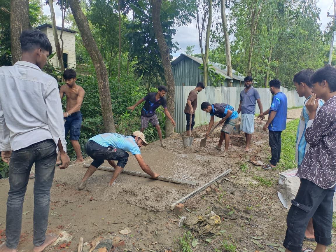 <h1>মীরসরাইয়ে নিজ অর্থায়নে যুবদল নেতার রাস্তা সংস্কার<br />
</h1>