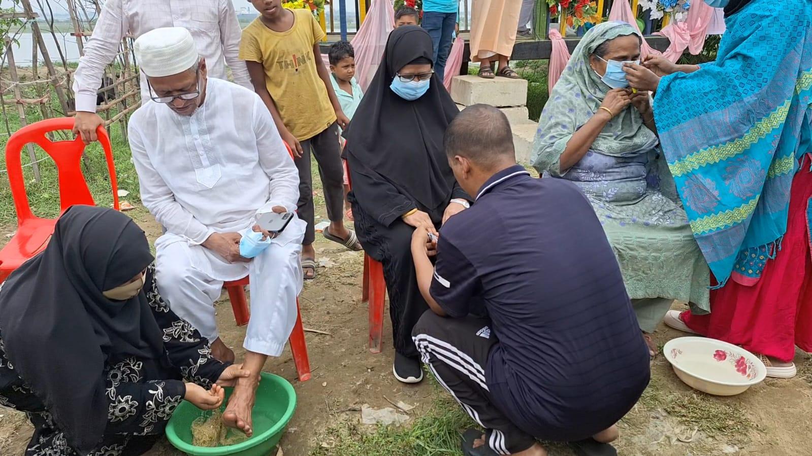 বিশ্ব মা দিবসে মায়েদের পা ধুয়ে দিলো সন্তানেরা