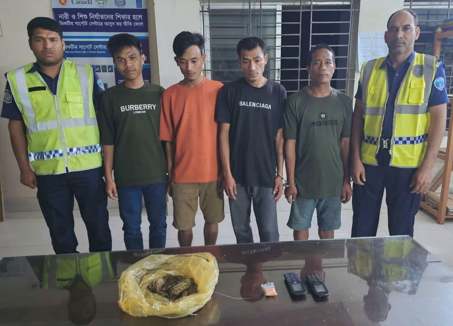 সাজেকে সেনাবাহিনীর অভিযানে ইয়াবা ও গাঁজাসহ ৪ জন উপজাতি আটক