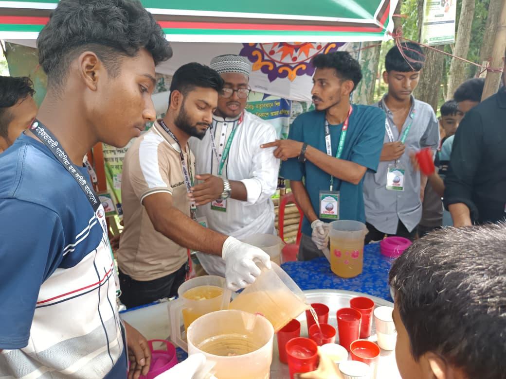 তীব্র তাপদাহে পথচারীদের মাঝে মাইজভাণ্ডারী গাউসিয়া হক কমিটির শরবত বিতরণ