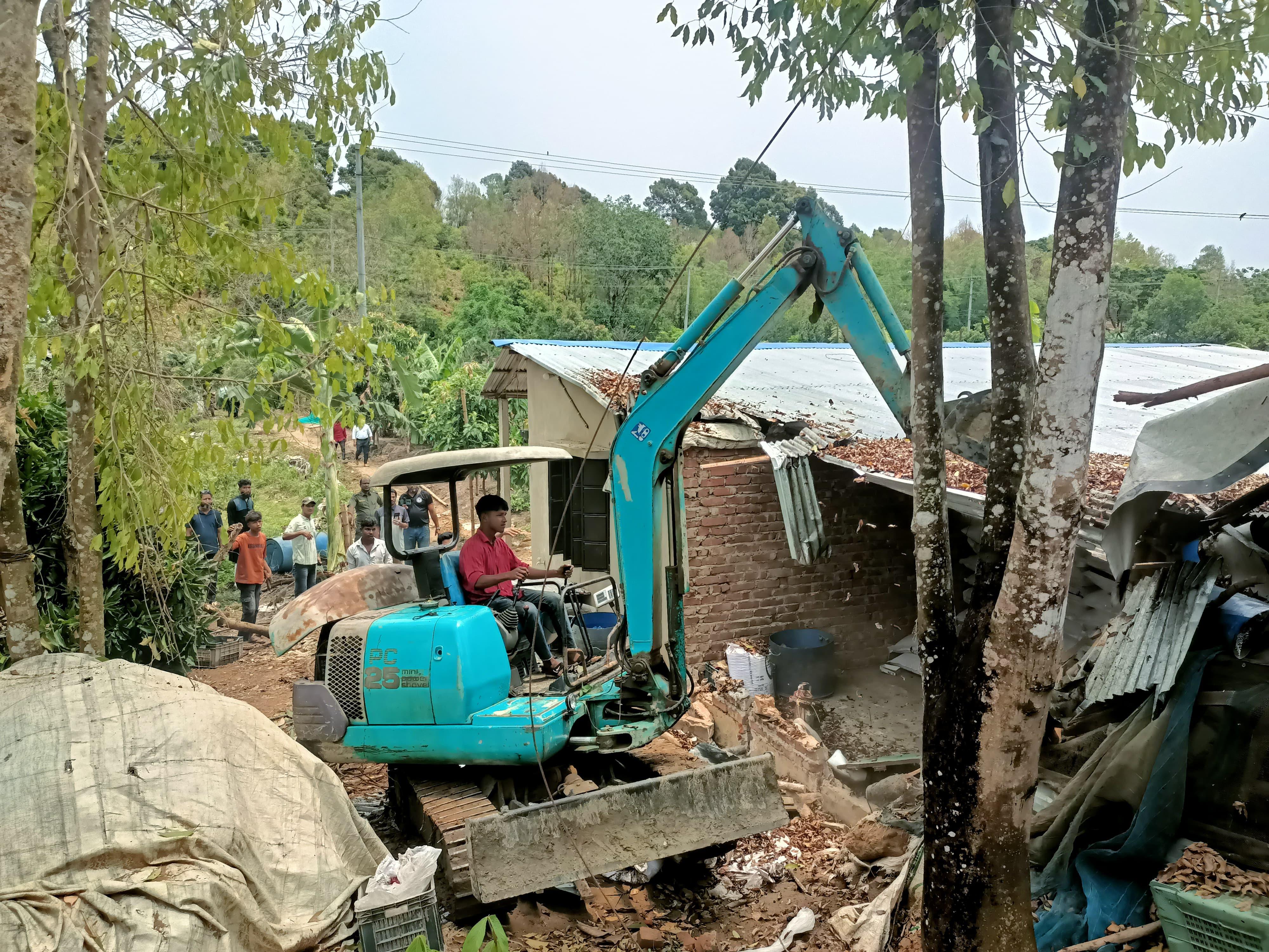 সরকারি আগরবাগান দখল করে গড়ে ওঠা অবৈধ স্থাপনা উচ্ছেদ, বাধা দেওয়ায় আটক দুই