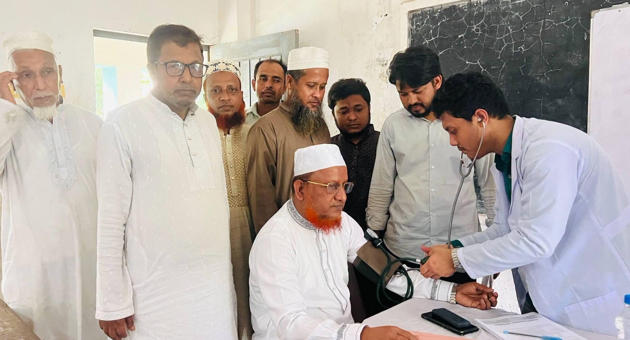 <h1>লোহাগাড়ার কলাউজানে ফ্রি মেডিকেল ক্যাম্প পরিদর্শনকালে আনোয়ারুল আলম চৌধুরী&nbsp;</h1>