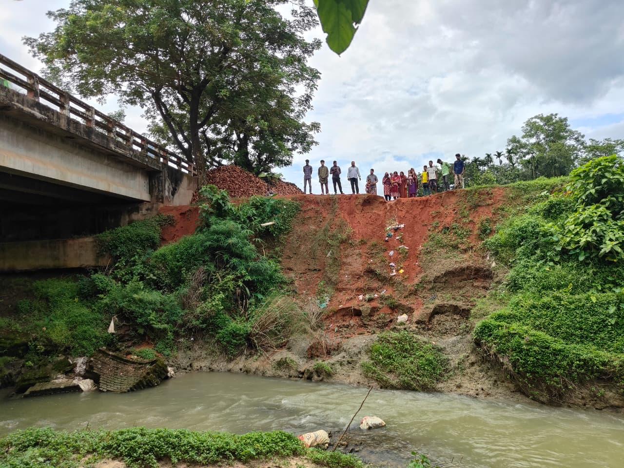 <h1>রাঙ্গুনিয়ায় গাবতল ব্রিজের নিচে পলি-ইট-পাথরের স্তূপ, ভাঙনের ঝুঁকিতে ব্রিজ ও আশপাশের এলাকা দ্রুত সংস্কার ও ব্লক স্থাপনের দাবি স্থানীয়দের</h1>