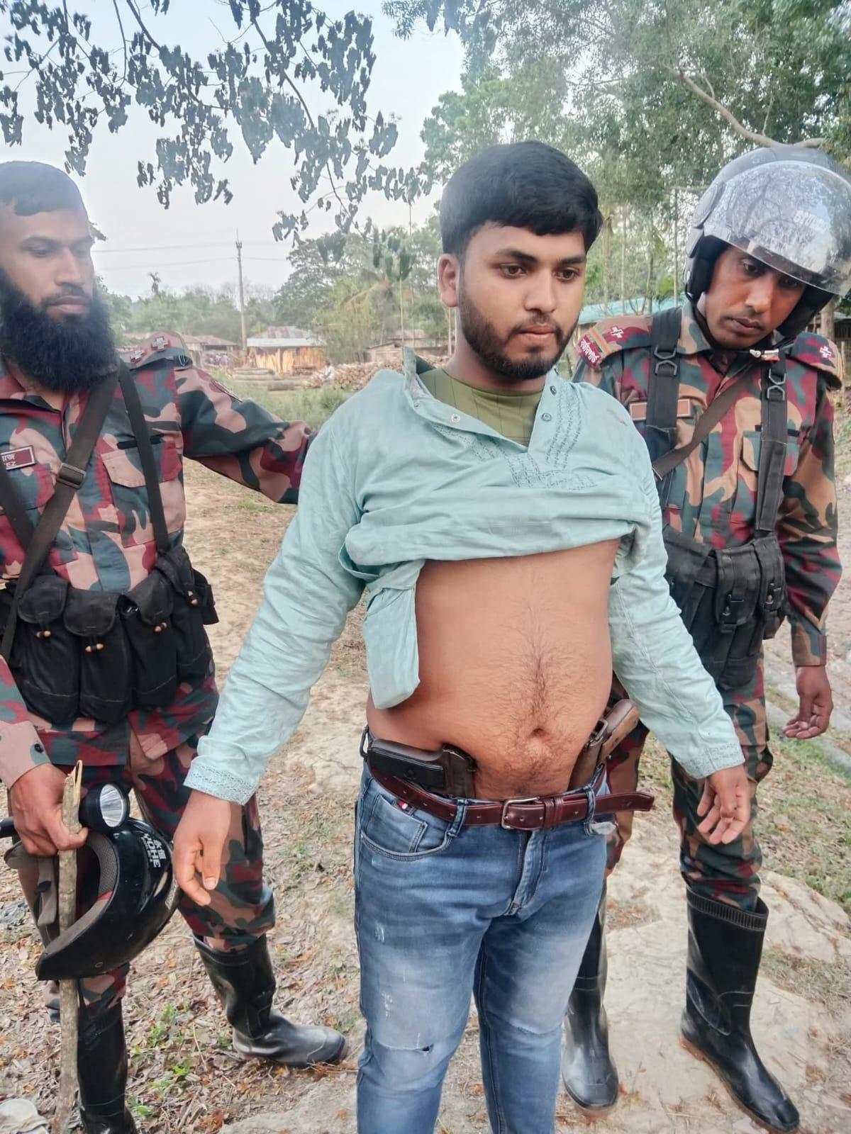 বিজিবির অভিযানে পিস্তল-গুলি উদ্ধার, রোহিঙ্গাসহ আটক ২