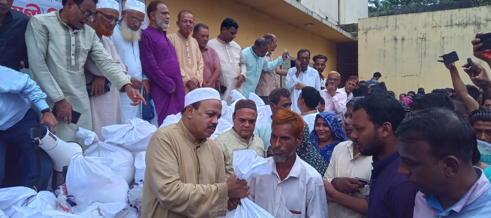 <h1>সীতাকুণ্ডে পানি বন্ধিদেৱ মাঝে খাদ্য উপকৱন বিতৱন</h1>