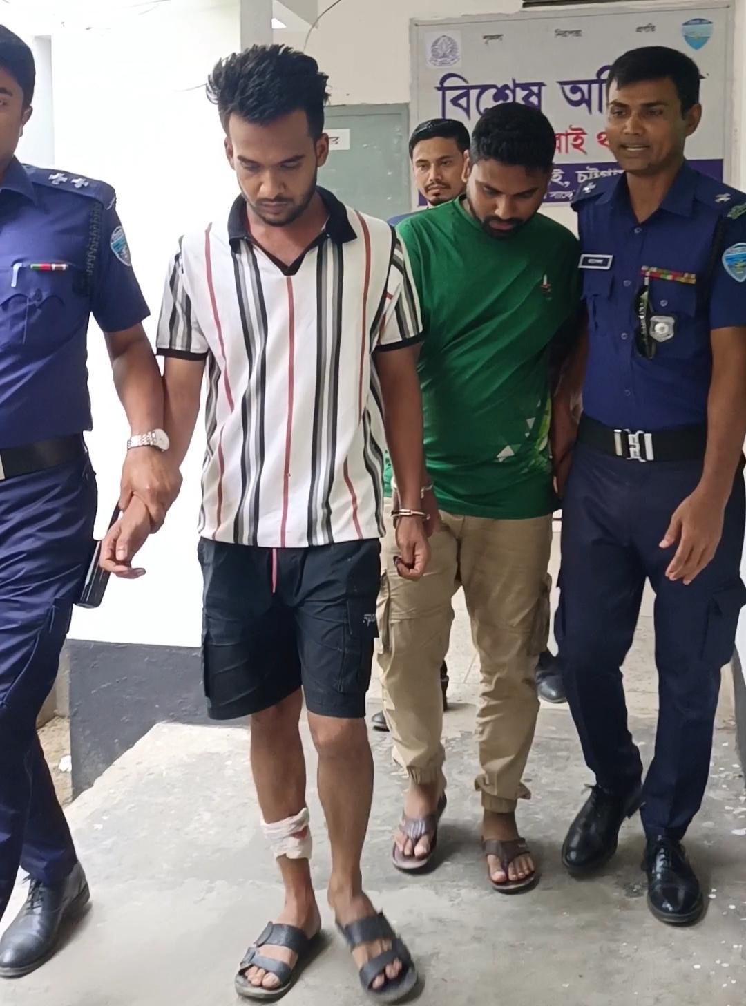 মীরসরাইয়ে মুরগির গাড়ি ডাকাতির ঘটনায় দেশীয় অস্ত্র সহ দুই ডাকাত গ্রেফতার