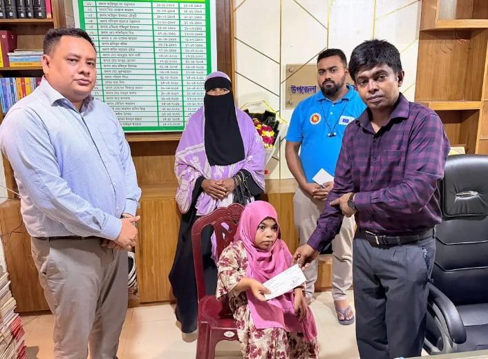প্রতিবন্ধী শিক্ষার্থীকে অনুদান ও শিক্ষা উপকরণ দিয়ে পঞ্চমুখ  লোহাগাড়ার ইউএনও বায়েজিদ বিন আকন্দ