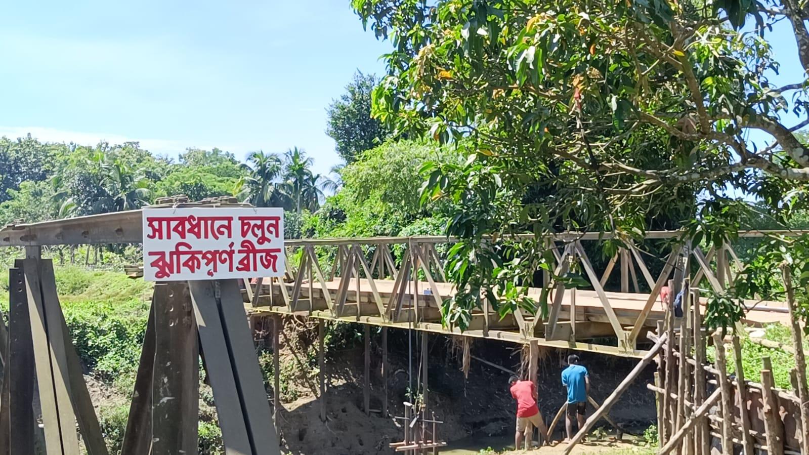 <h1>দুই দিন ধরে অচল সেতু, ঝুঁকি নিয়ে চলছে মোটরসাইকেল-মাহিন্দ্রা</h1>