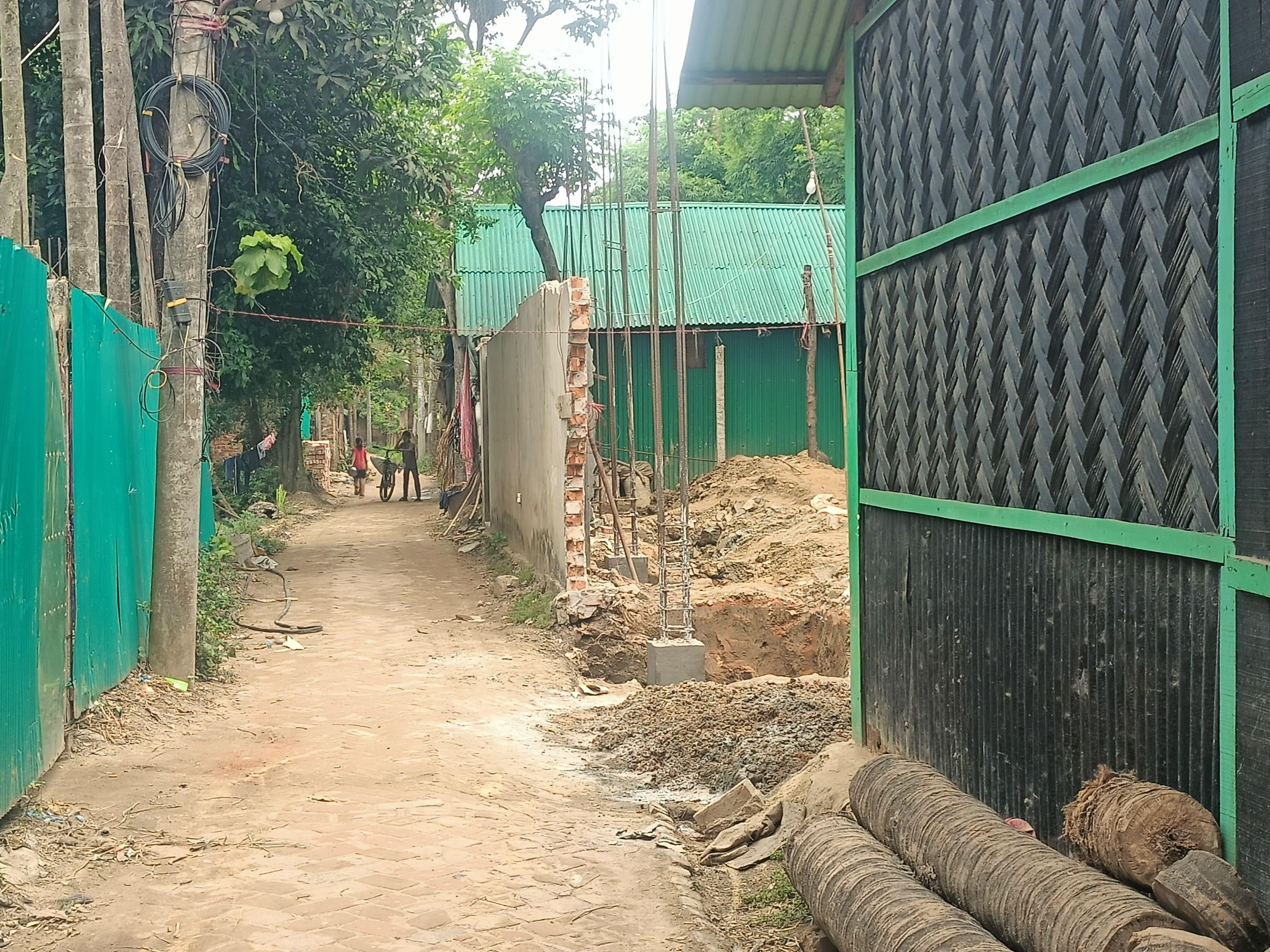 সড়কের জায়গায় স্থাপনা নির্মাণের অভিযোগ