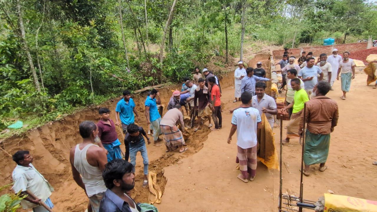 স্বেচ্ছাশ্রমে জানাযা নামাজ ও ঈদগাহ মাঠ ভরাট করলা এলাকাবাসী