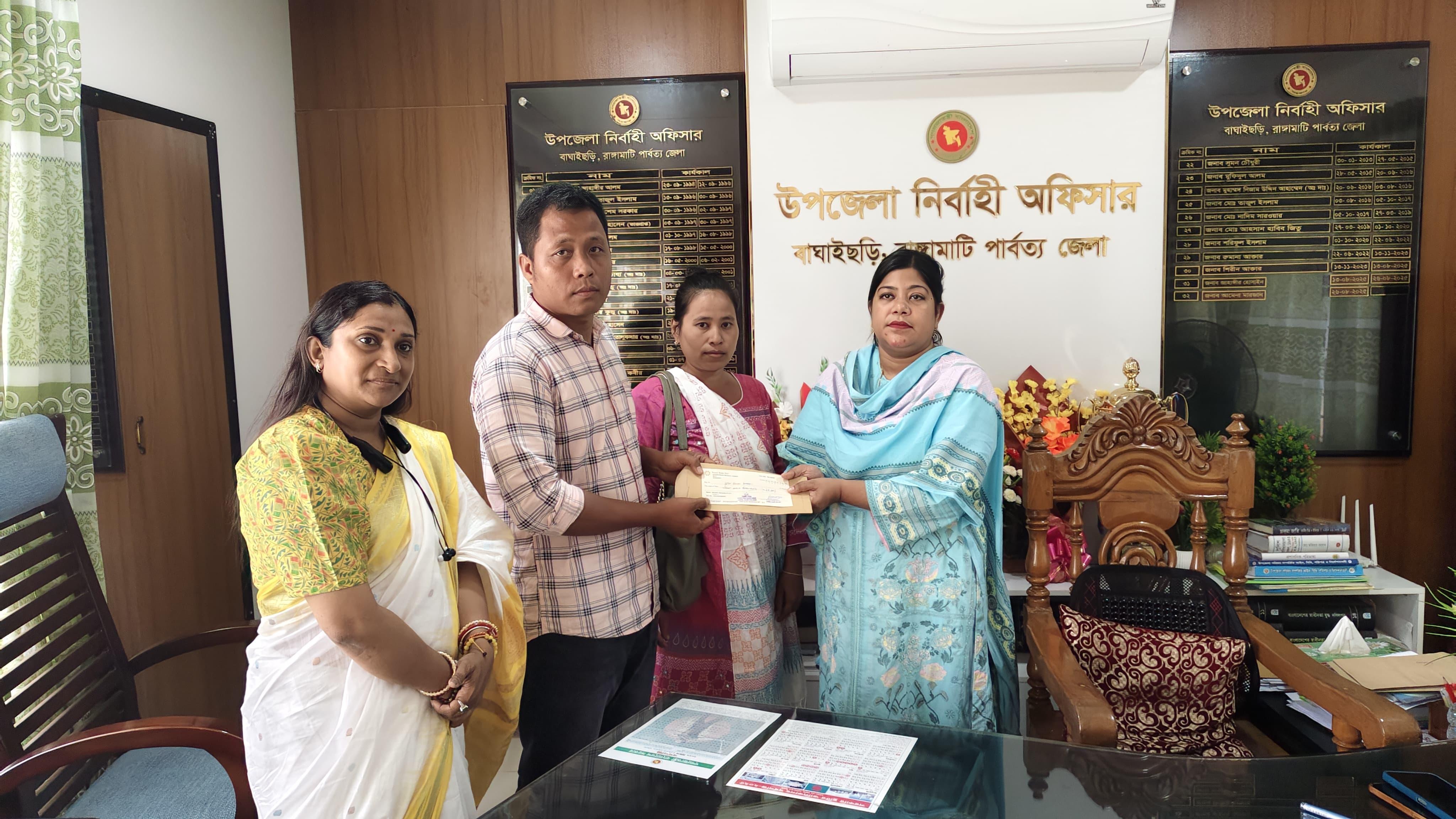 <h1>বাঘাইছড়িতে ৩ ইউনিয়নের ক্ষতিগ্রস্ত পরিবারকে নগদ চেক, টিন ও অর্থ সহায়তা প্রদান</h1>