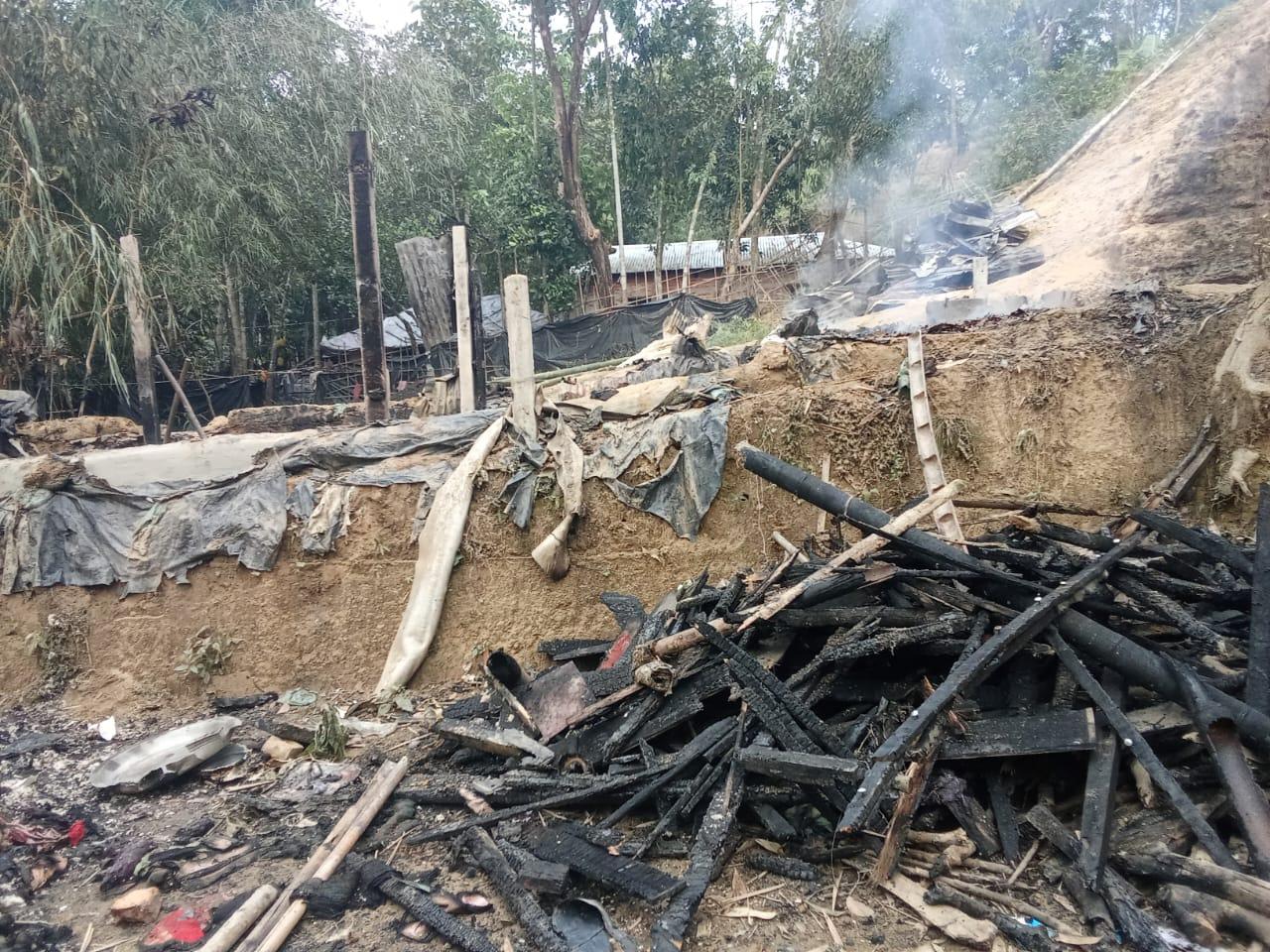 মহেশখালীতে দিনদুপুরে আগুণে পুড়ল বসতঘর,ক্ষয়ক্ষতি ৫লাখ