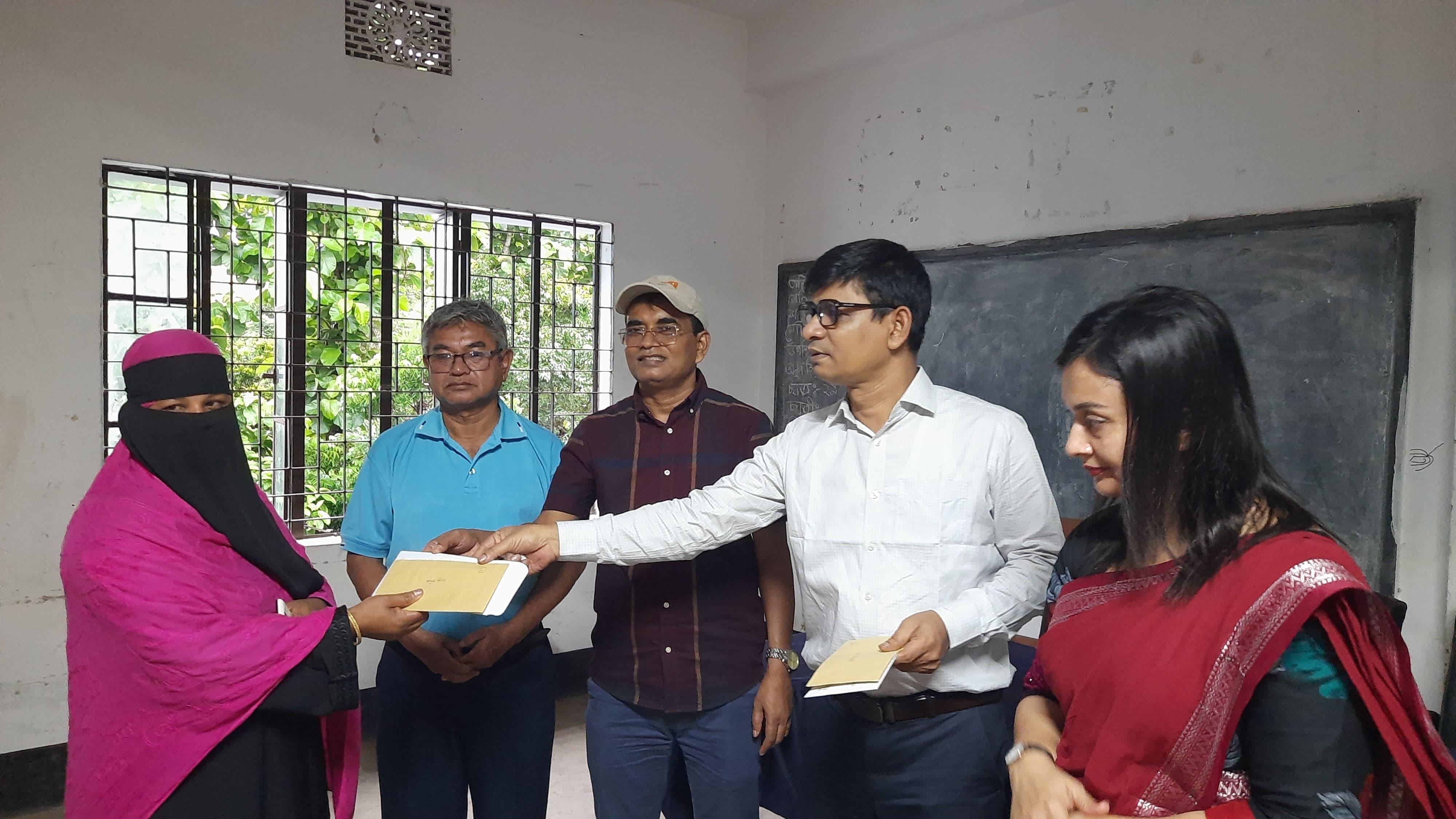 বান্দরবানের বালাঘাটায় অগ্নিকান্ডে ক্ষতিগ্রস্থদের সহায়তা প্রদান