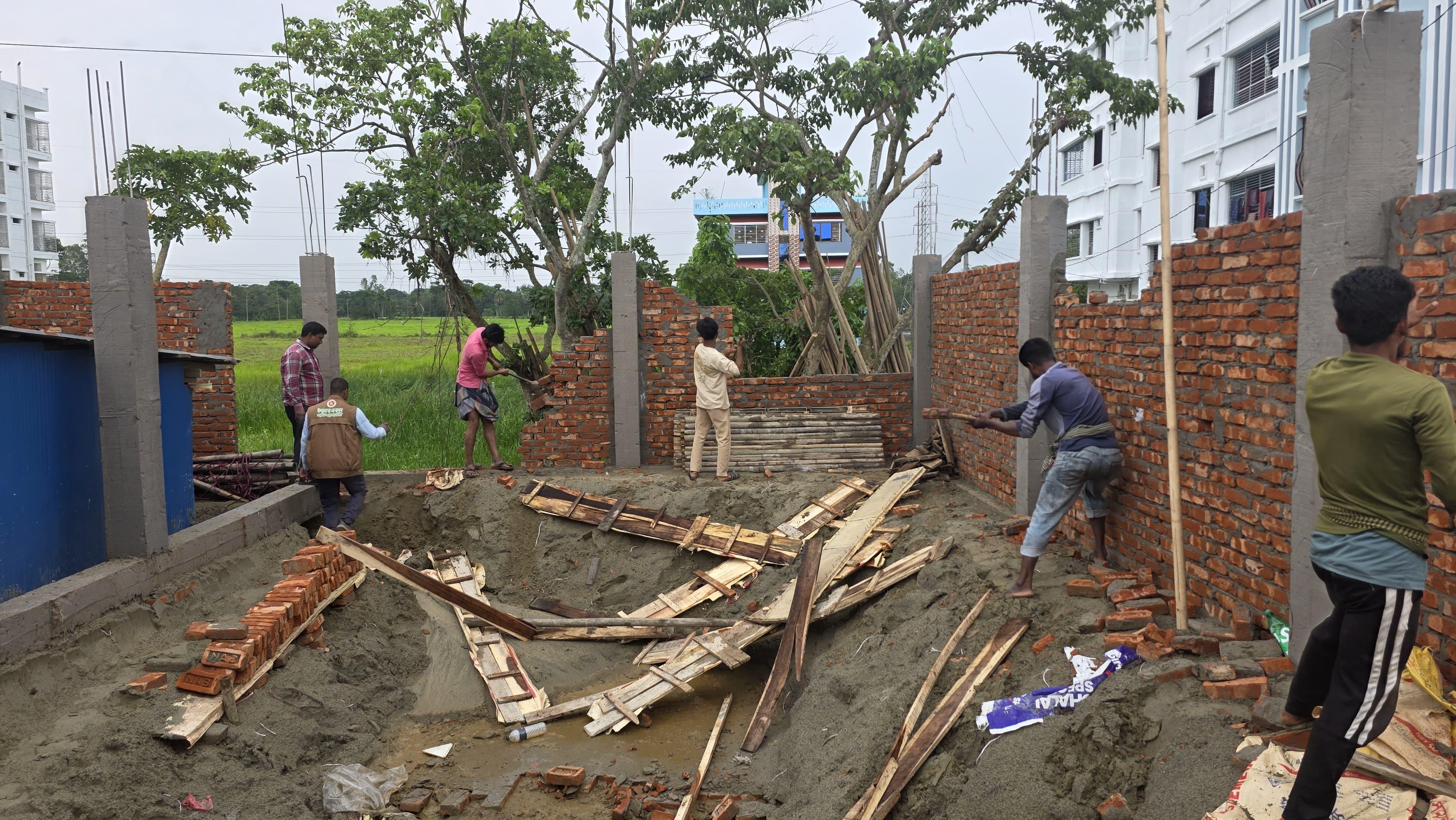 হাটহাজারীতে অবৈধ স্থাপনা গুঁড়িয়ে দিয়ে কোটি টাকার সরকারি জমি উদ্ধার