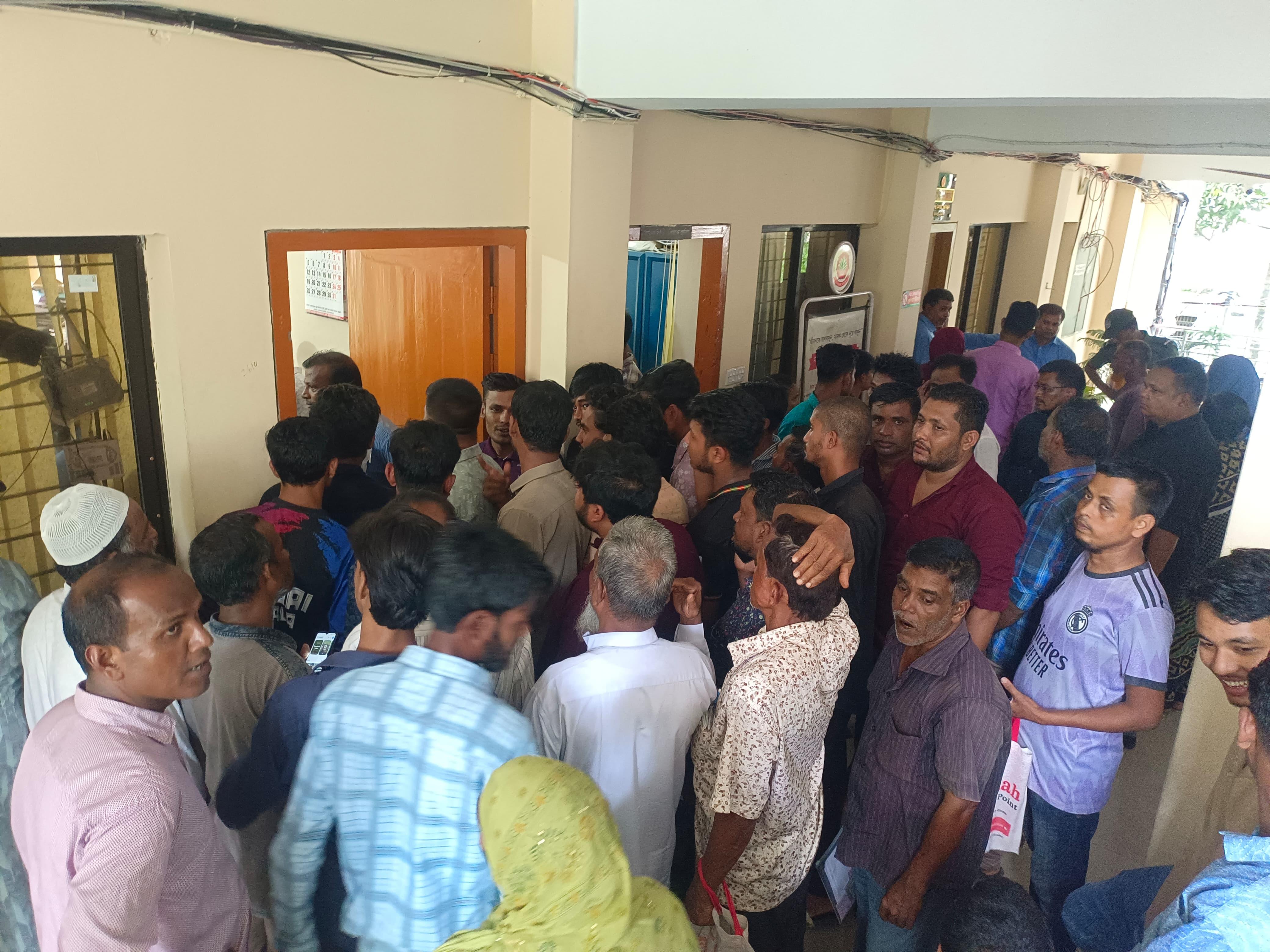 <h1>ইউনিয়ন পরিষদে চেয়ারম্যান, মেম্বার না থাকায় জন ভোগান্তি চরমে<br />
</h1>