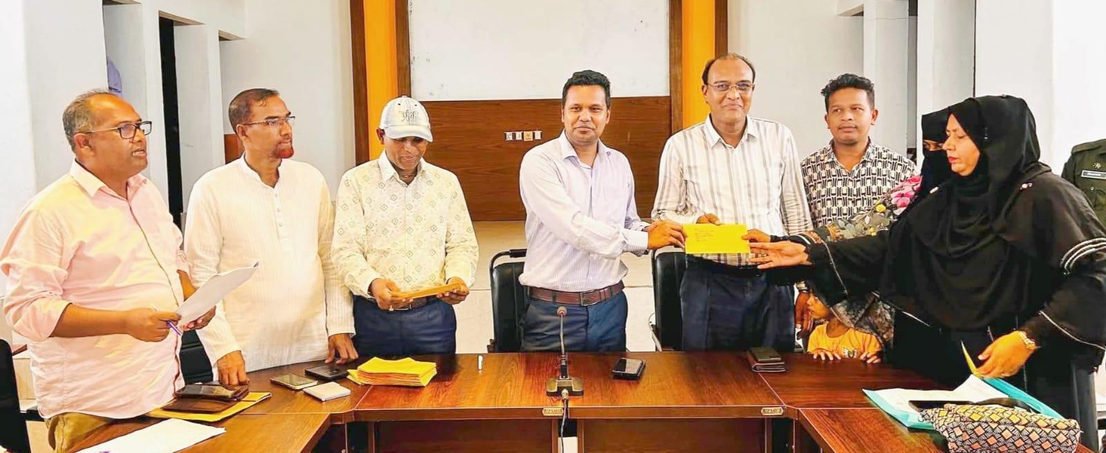 চকরিয়ায় ৪৯জন অসুস্থ ও দরিদ্র মানুষের মাঝে স্বরাষ্ট্রমন্ত্রী সালাহউদ্দিন আহমদের অনুদান প্রদান