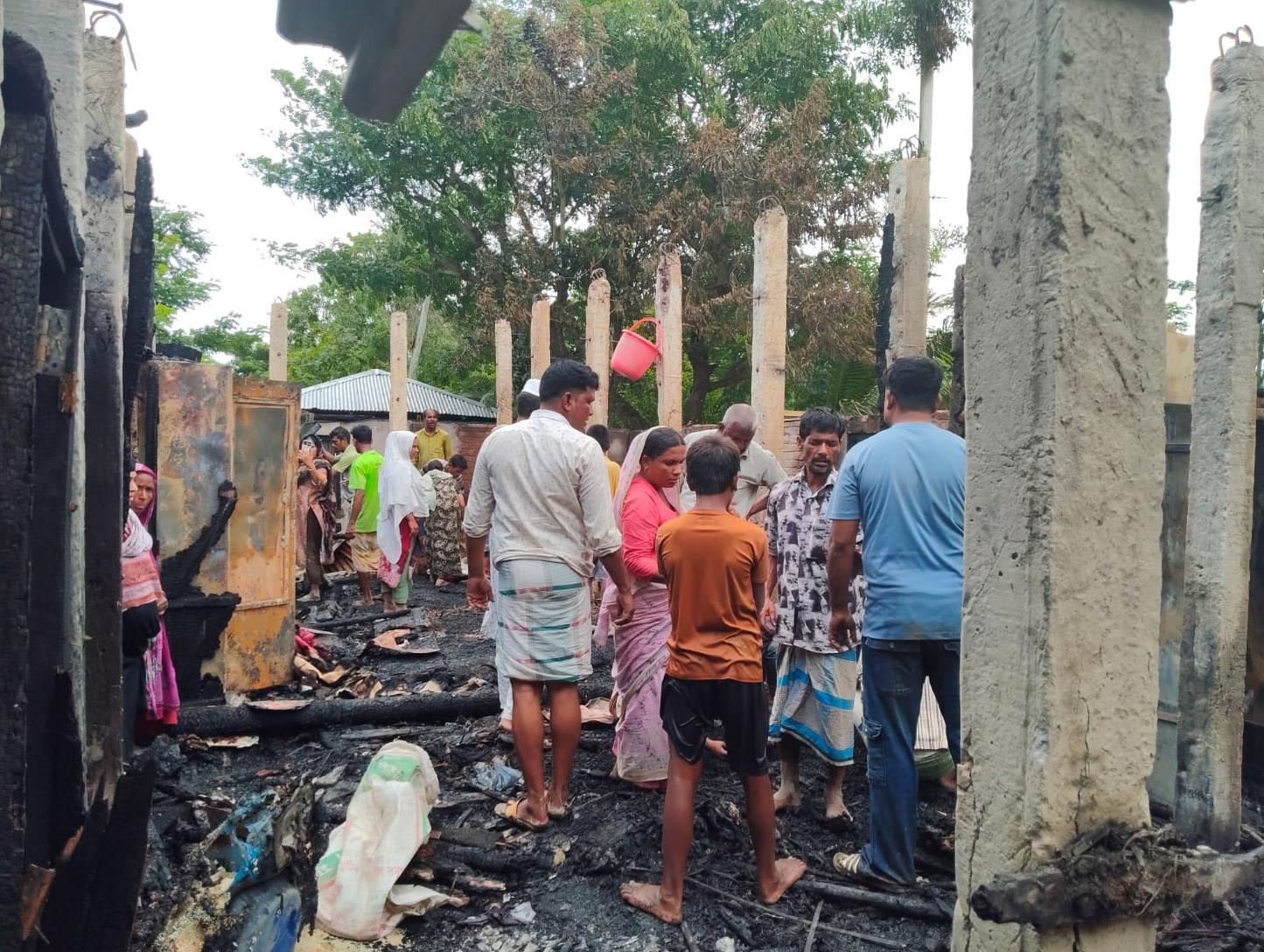 <h1>পেকুয়ায় আগুনে পুড়ে ছাই পাঁচ পরিবারের বসতঘর, ক্ষতি প্রায় ৫০ লাখ টাকা<br />
</h1>
