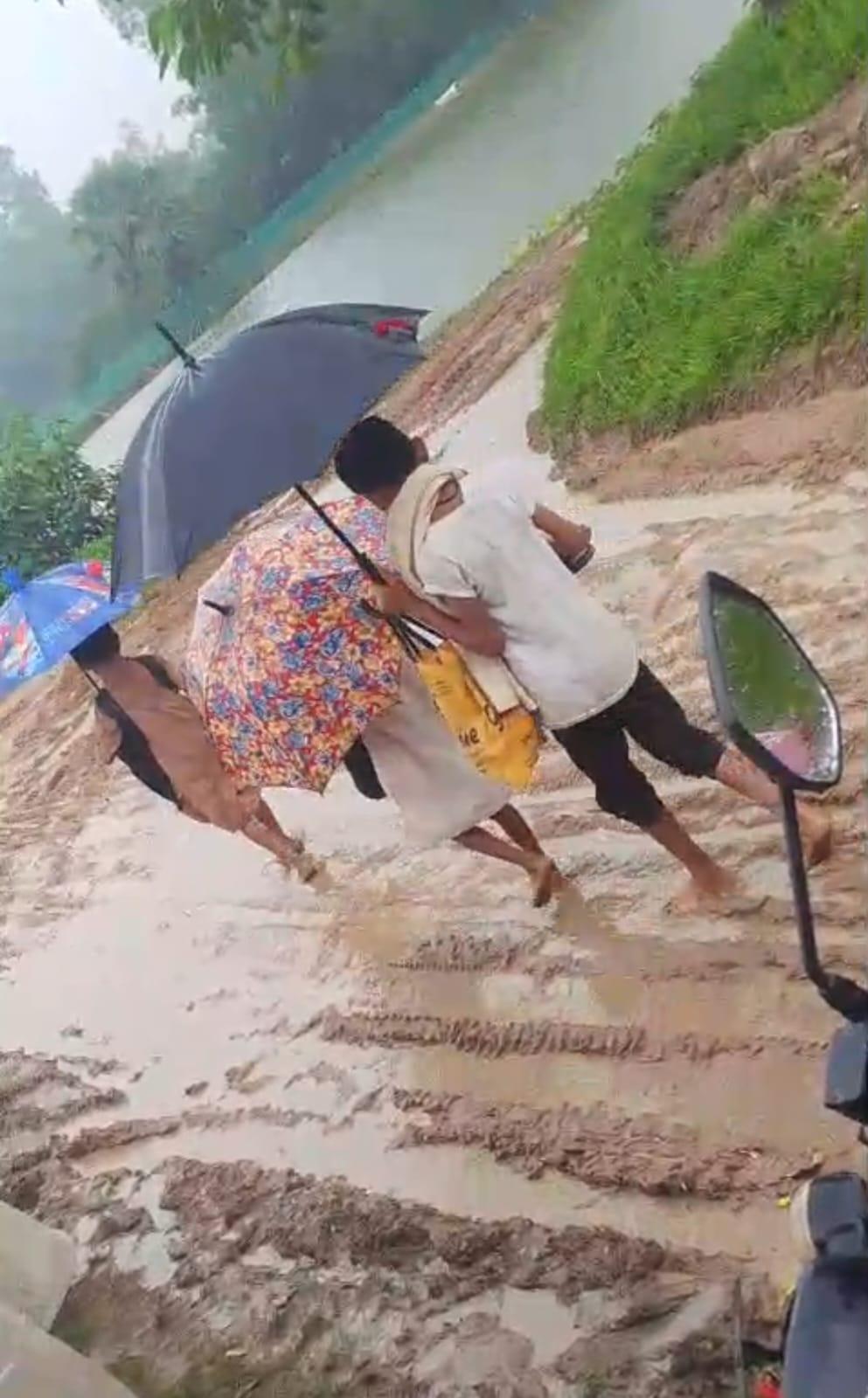 <h1>রামুর পশ্চিম মেরংলোয়া দোকান পাড়া রাস্তার বেহাল অবস্থা, চরম দুর্ভোগে পড়ুয়া শিক্ষার্থী</h1>