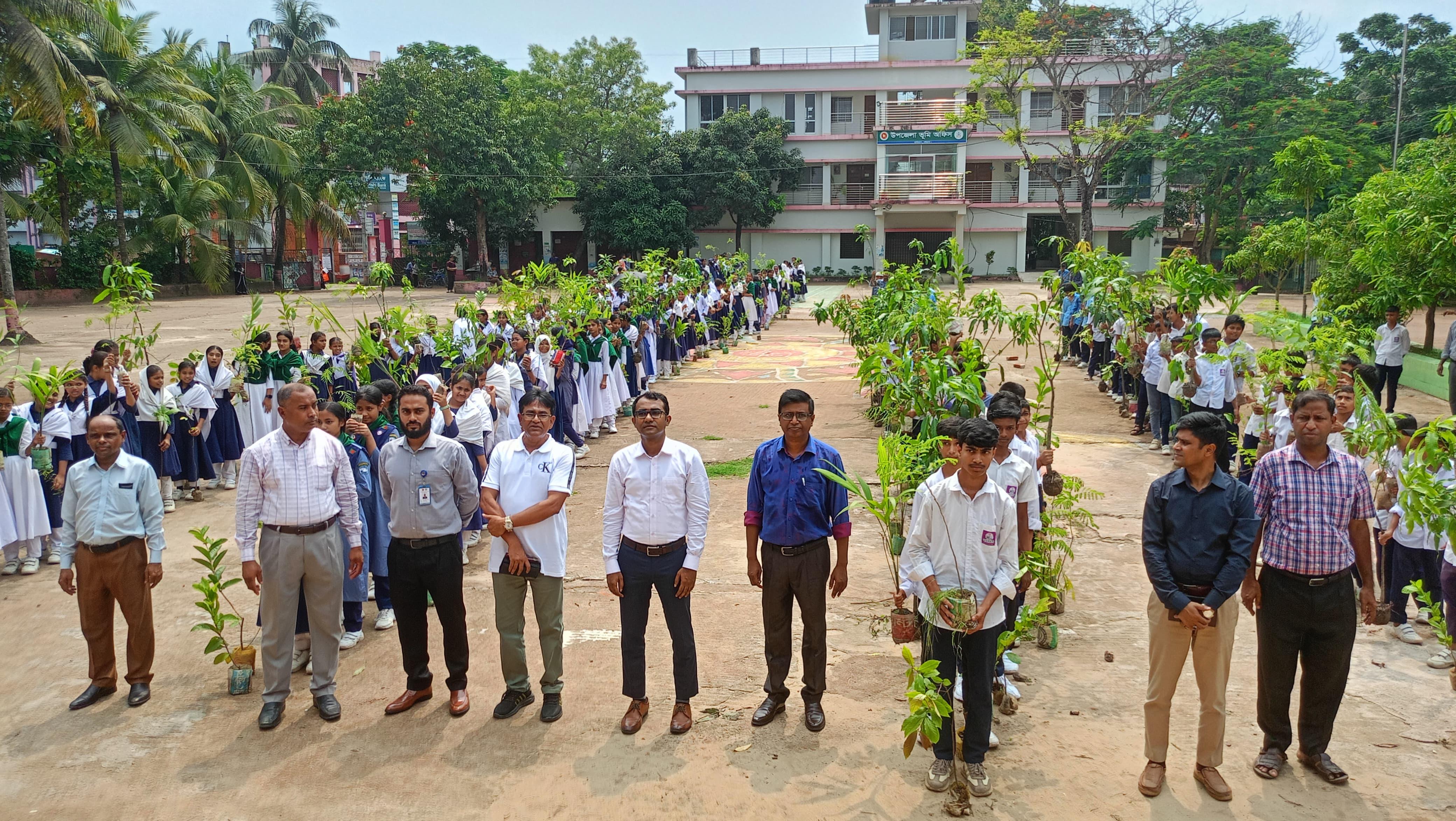 রাউজানে ৫ বছরে ২৫ কোটি বৃক্ষরোপণ কর্মসূচির অংশ হিসেবে শিক্ষার্থীদের মাঝে চারা বিতরণ