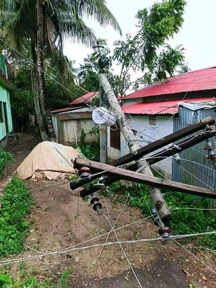 বাঁশখালী ঝড়ে ক্ষতি, বিদ্যুৎ বন্ধ, জনজীবনে ভোগান্তি