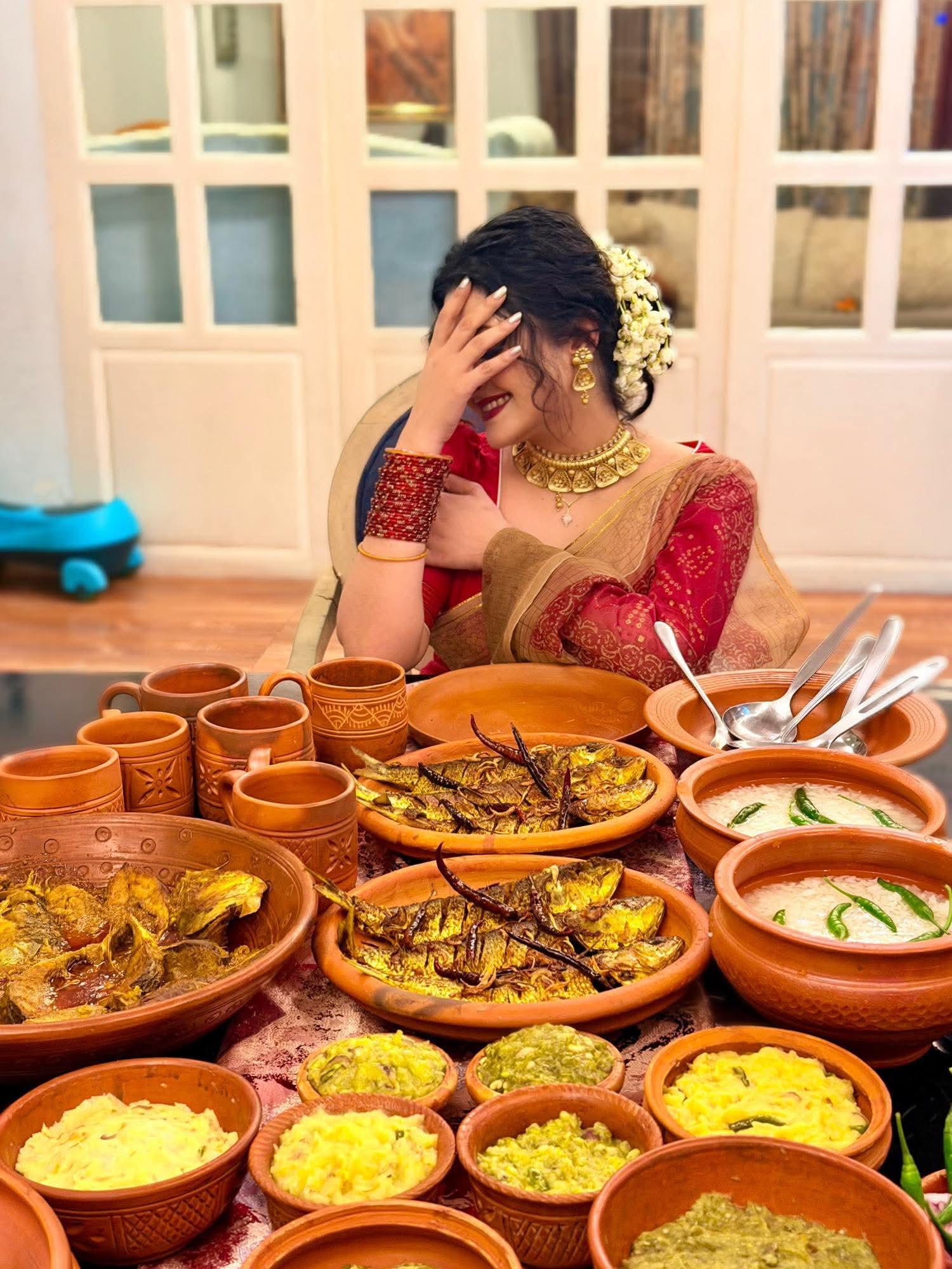 বৈশাখী খাবার দেখে লজ্জায় মুখ ঢাকলেন পরীমনি