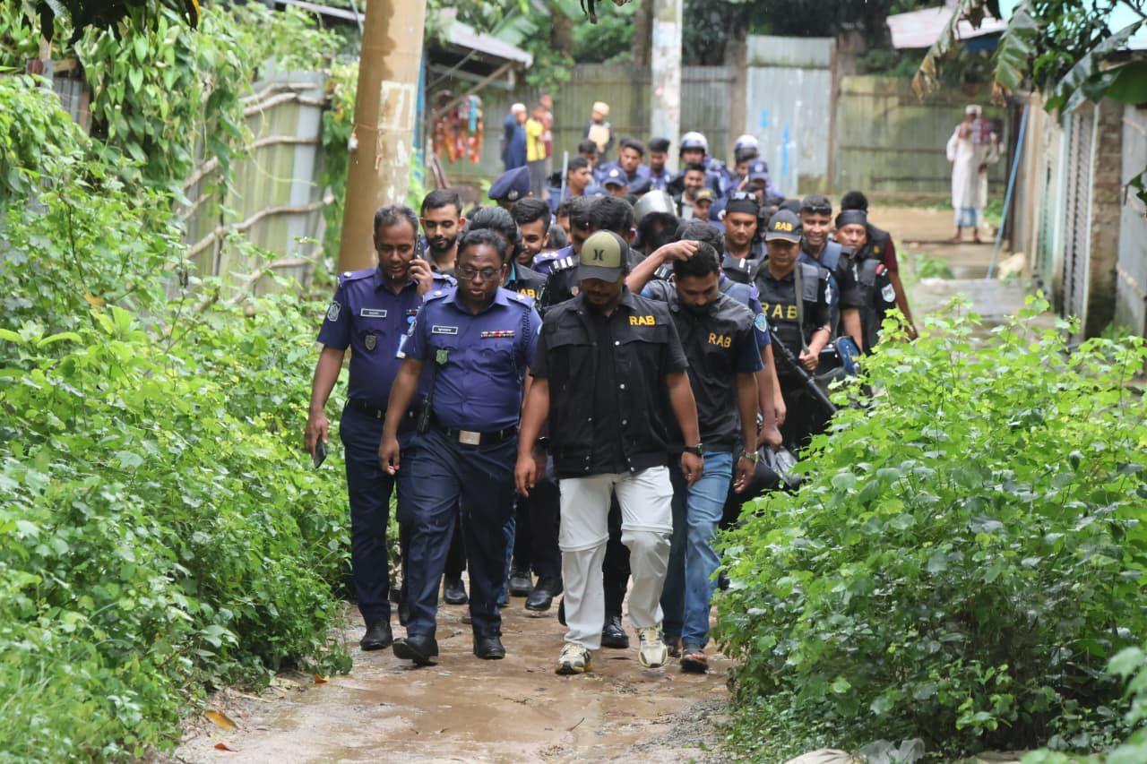 <h1>জঙ্গল সলিমপুরের আলীনগর ও ছিন্নমূল এলাকার বিভিন্ন স্থানে পুলিশের বিশেষ অভিযান</h1>