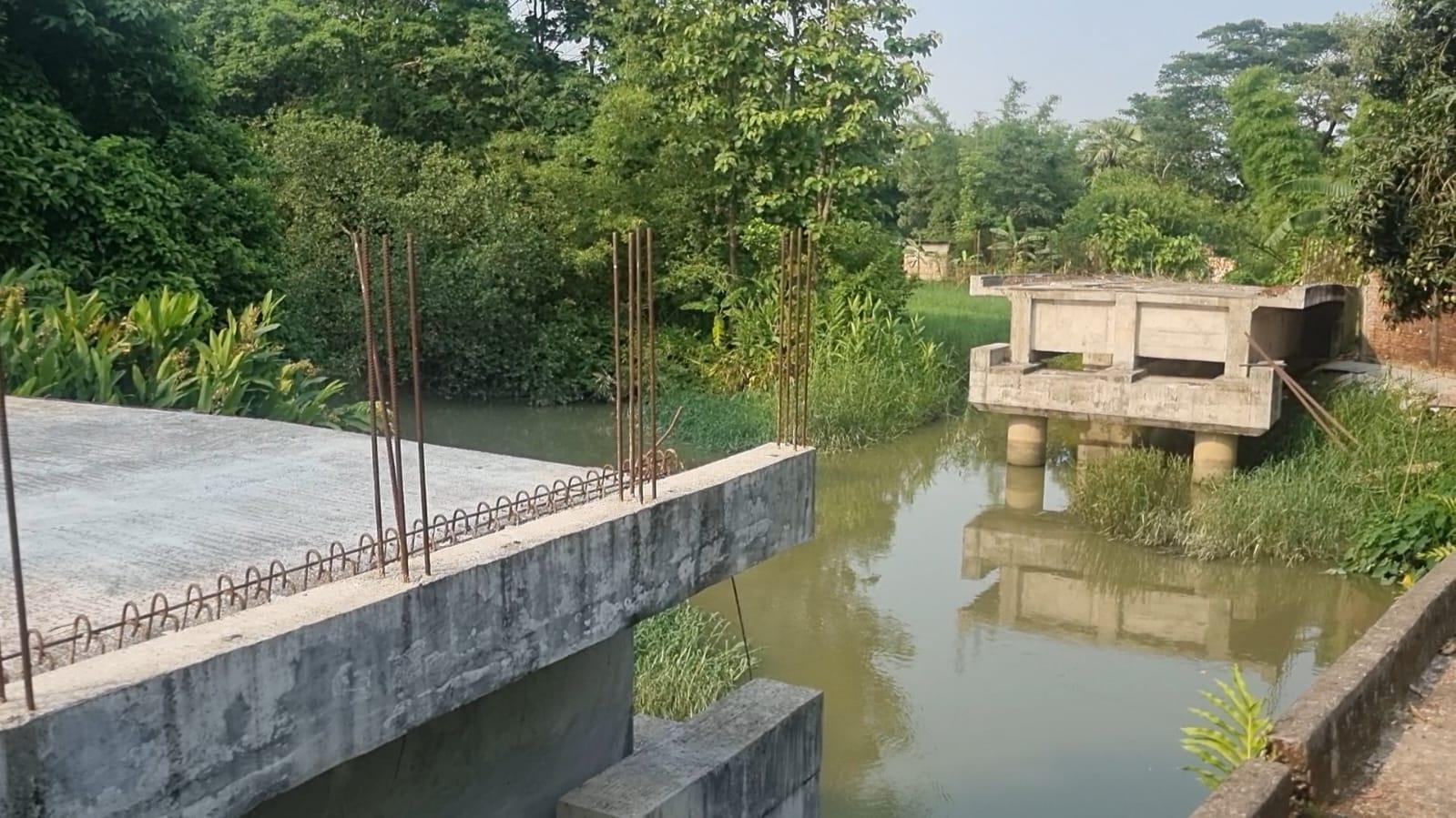 পাঁচ বছরেও শেষ হয়নি ফারিকুল বাজার সেতু, দুর্ভোগে তিন ইউনিয়নের মানুষ