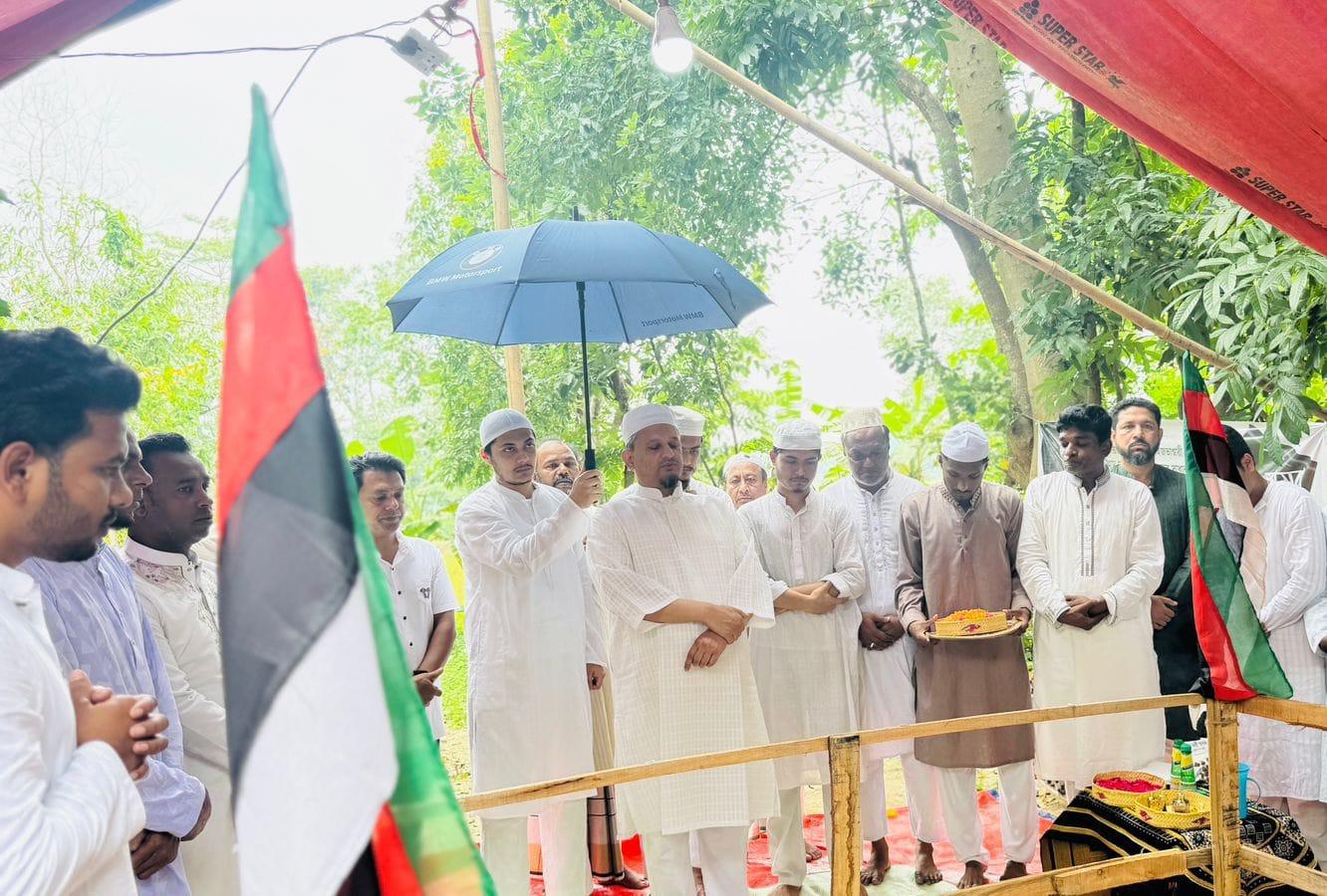 মরহুম শেখ মাকসুদুর রহমানের কবর জিয়ারত করলেন সৈয়দ মোহাম্মদ হাসান মাইজভাণ্ডারী