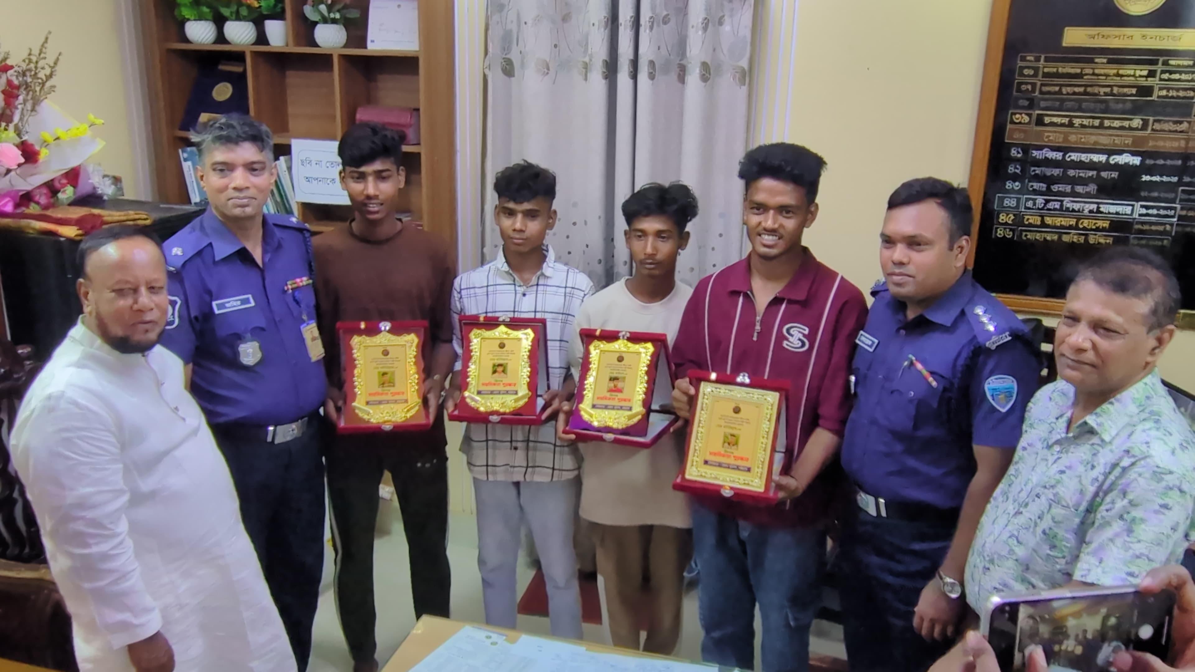 কর্ণফুলীর নদীতে নৌকা ডুবির ঘটনায় সাহসী উদ্ধারকারী ৪ কিশোর পেল পুলিশের বিশেষ সম্মাননা