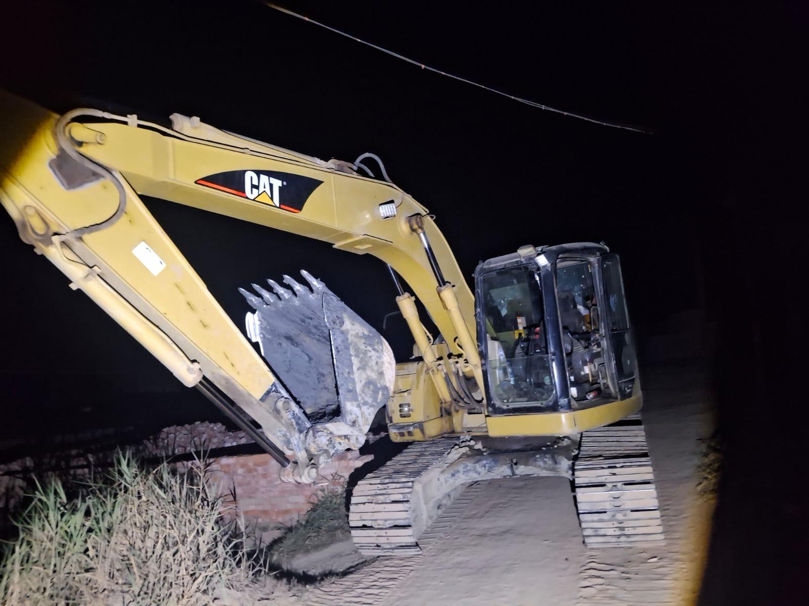 রাতের আঁধারে কৃষিজমির মাটি কর্তন, এক্সক্যাভেটর জব্দ