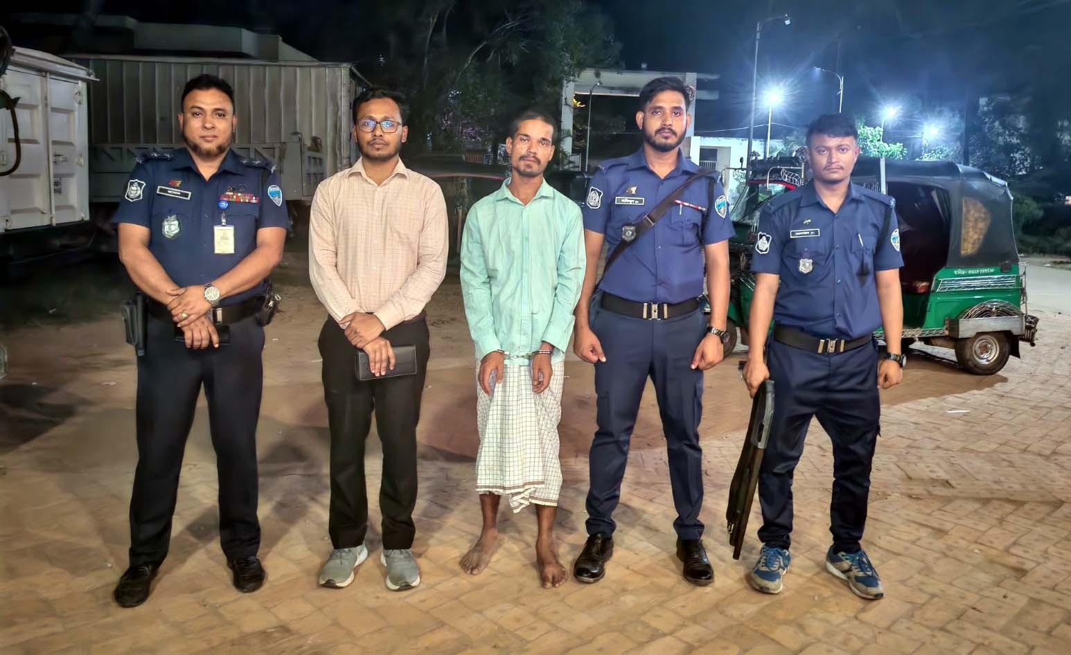 বাঁশখালীতে মাদকাসক্ত অবস্থায় মাকে মারধরের অভিযোগে যুবক আটক, ৩ মাসের সাজা