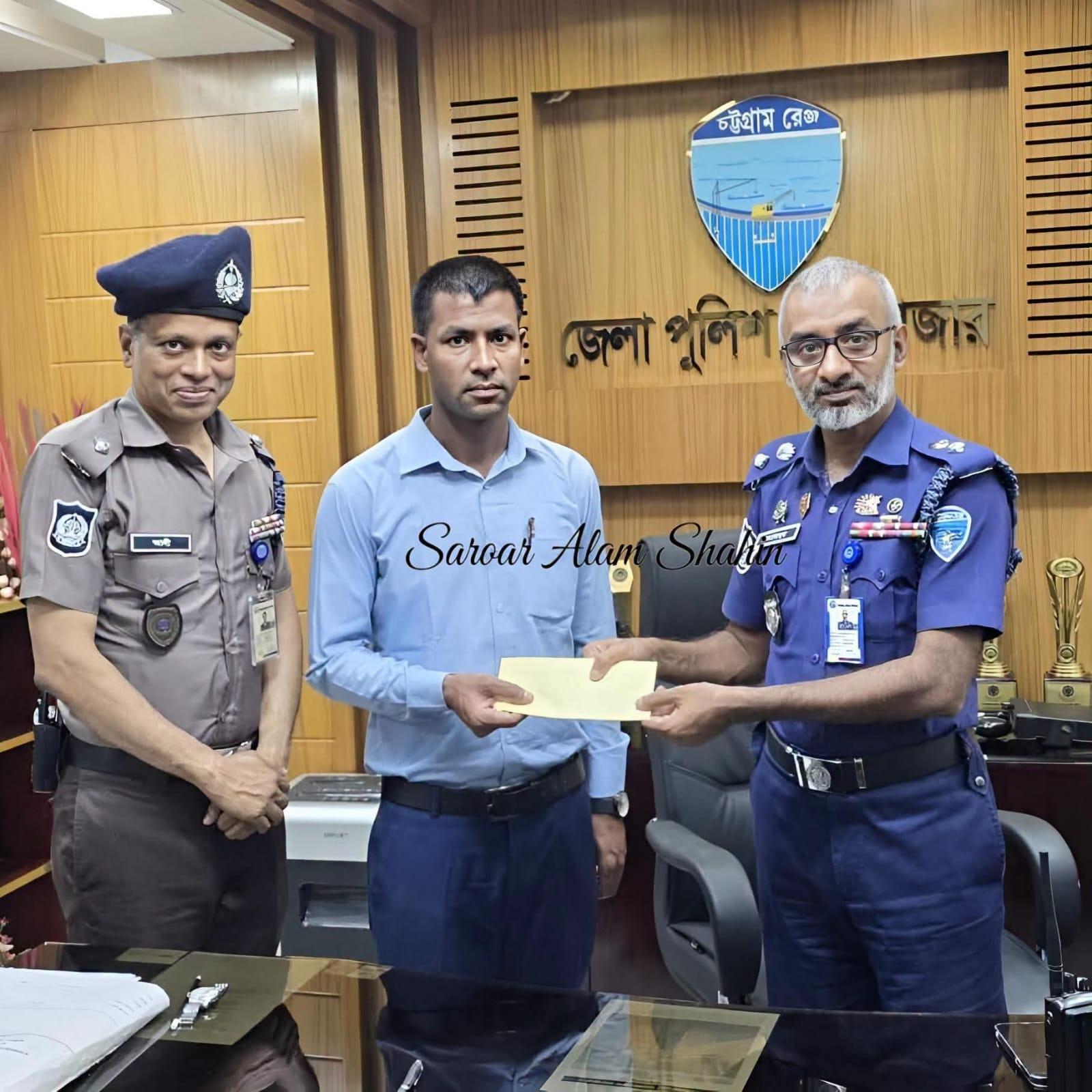 <h1>২ লাখ টাকা কুড়িয়ে পেয়ে থানায় জমা দিলেন আনসার সদস্য</h1>