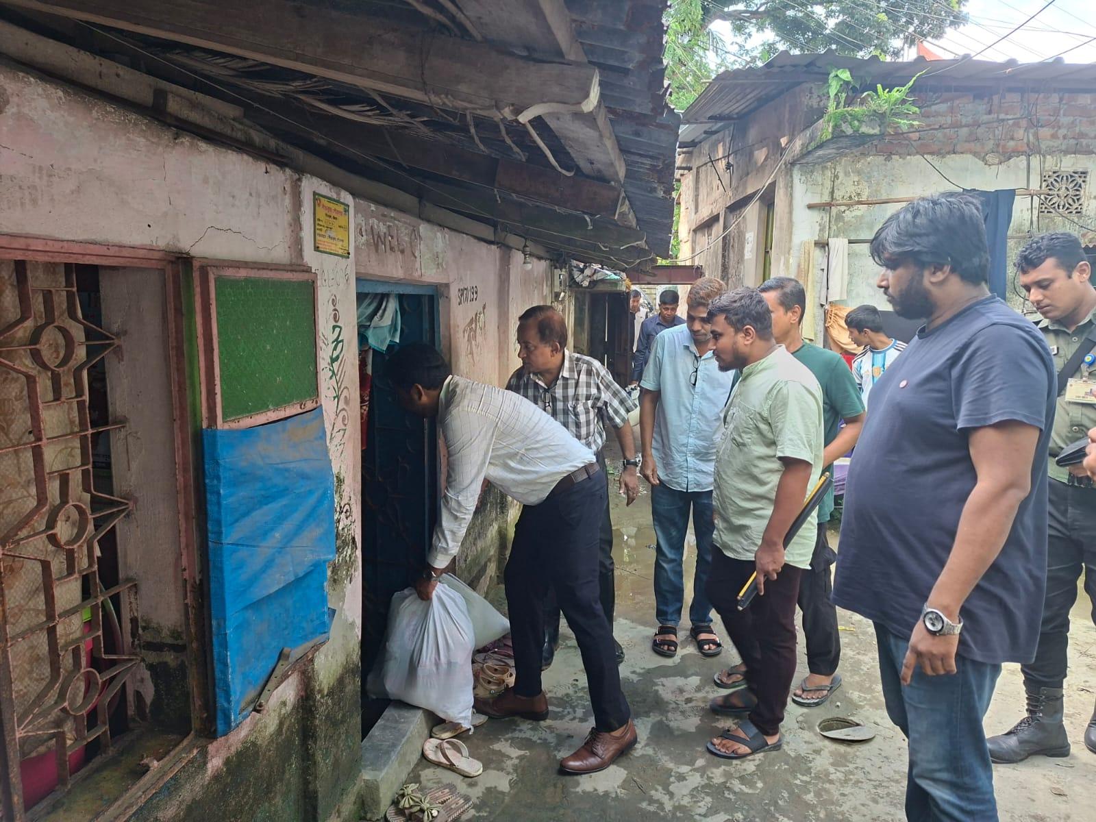 <h1>সীতাকুণ্ডে পৌৱসভাৱ পানিবন্ধি মানুষৃৱ মাঝে ত্ৰান বিতৱন<br />
</h1>