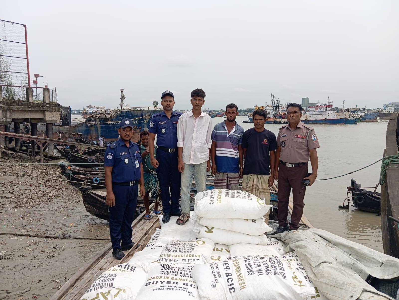 <h1>কর্ণফুলীতে অভিযানে পাচারকালে ৪০০ বস্তা ইউরিয়া সারসহ গ্রেপ্তার ৩<br />
​</h1>