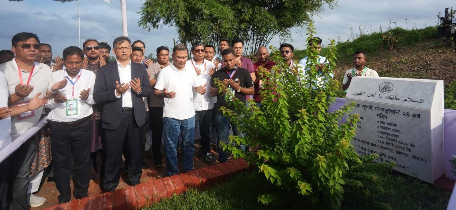 শহীদ ওয়াসিমের কবর জিয়ারত ও পিতা-মাতার হাতে ২০ লাখ টাকার সঞ্চয়পত্র তুলে দেন প্রধানমন্ত্রী