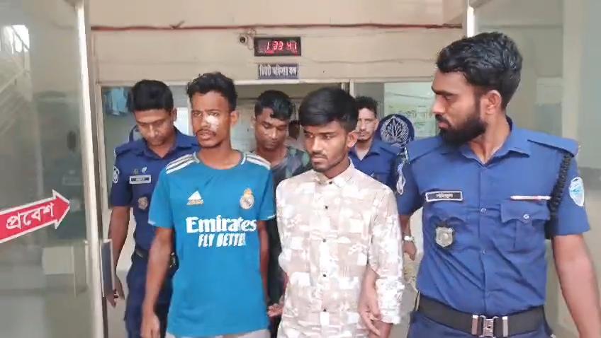 পটিয়ায় ডাকাতির প্রস্তুতিকালে দেশীয় অস্ত্র ও লেগুনাসহ ৩ ডাকাত গ্রেপ্তার
