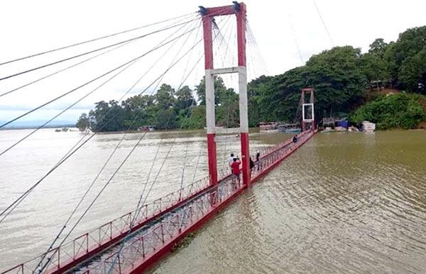 <h1>ফের ডুবলো ঝুলন্ত সেতু</h1>