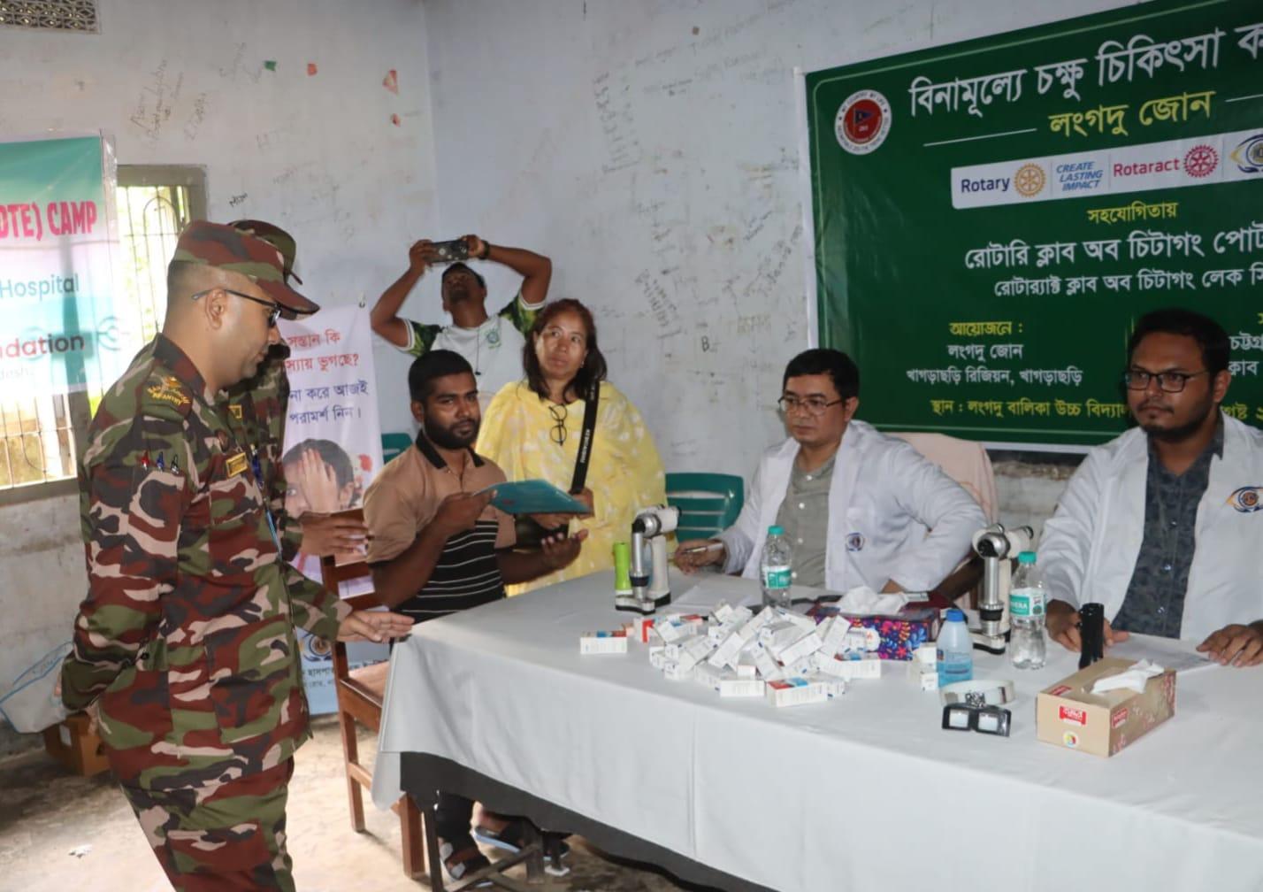 <h1>লংগদুতে দুর্গম এলাকার মানুষের জন্য সেনাবাহিনীর ৭০০ রোগীকে দিলেন ফ্রি চক্ষু চিকিৎসা</h1>