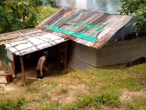 <h1>দীঘিনালায় আগুনে পুড়ল বসতঘর, অন্যের বাড়িতে আশ্রয় জসিমের</h1>