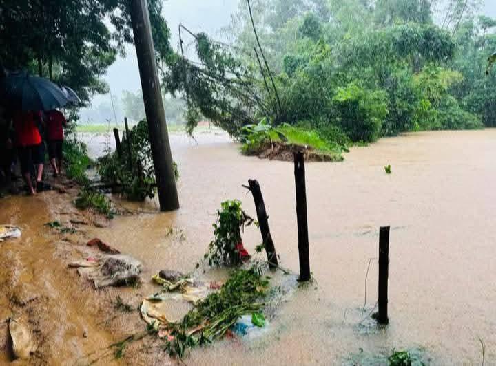 <h1>লোহাগাড়ায় টানা বর্ষণে নিম্নাঞ্চল প্লাবিত, পানি পথ বন্ধ হওয়াতে ডুবে যেতে পারে থানার সামনের এলাকা</h1>