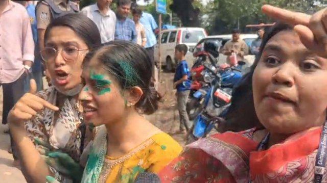 "চট্টগ্রামে গ্রাফিতি আঁকতে বাধা দেওয়ায় জুলাই যোদ্ধাদের সঙ্গে পুলিশের ধস্তাধস্তি, সামনে নেই এনসিপির কেউই "