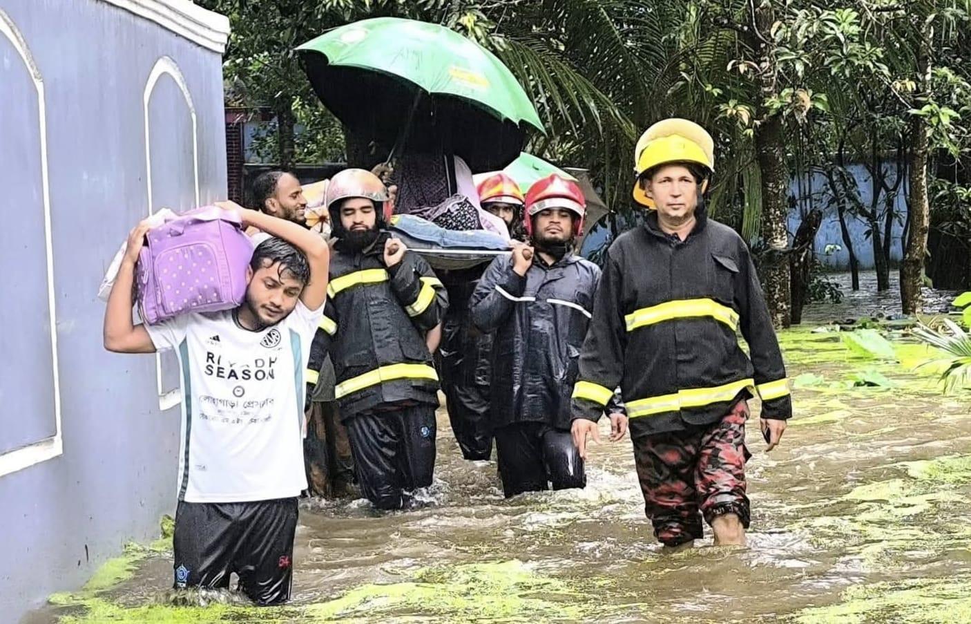 <h1>লোহাগাড়ায় ফায়ার সার্ভিসের অনন্য দৃষ্টান্ত: বন্যাকবলিত এলাকা থেকে গর্ভবতী নারীকে কাঁধে করে হাসপাতালে প্রেরণ</h1>